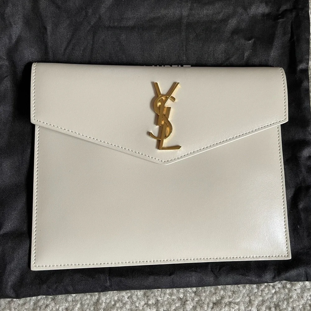 •Magnetic flap closure 
•Gold-tone logo hardware at front
•Fabric lining - Picture 2 of 6